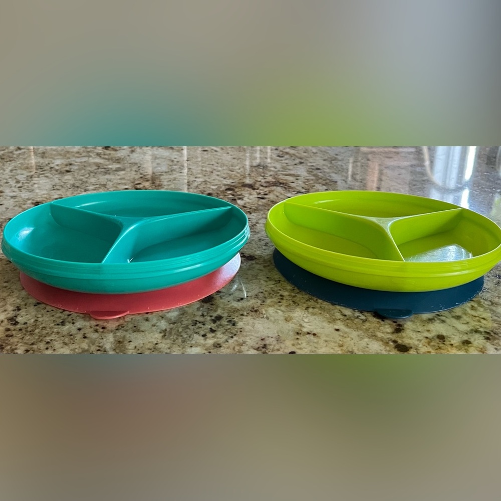 The First Years 2 suction plastic plates with sections